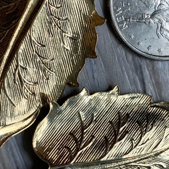 Vintage enamel leaf goldtone earrings - Picture 9 of 9